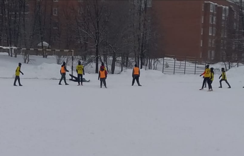 момент игры зимнего первенсва города по футболу 28.11.2021 г.